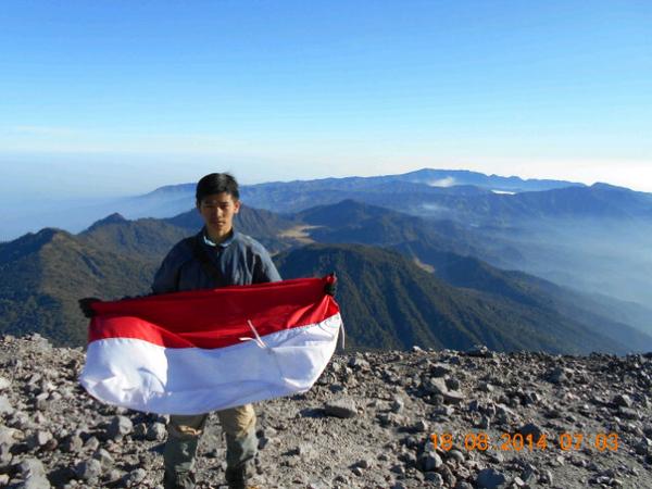 Fozil25's tweet photo. Suatu kebanggaan bisa mengibarkan sang merah putih, disaat beberapa org meragukannya #mahameru #latepost @infogunung http://t.co/fSZ6OJBiqz