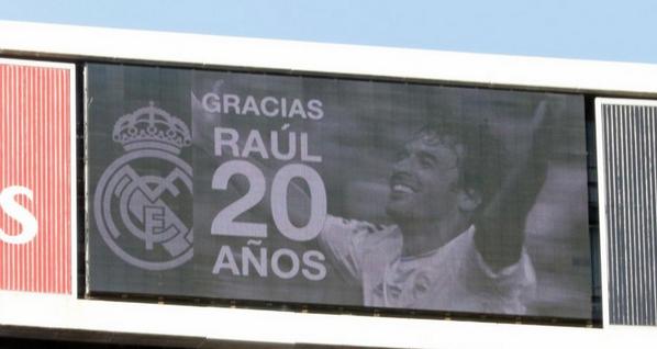 defcentral's tweet photo. Florentino Pérez tuvo un detallazo con Raúl: http://t.co/jo0TJRik2T #RealMadridvsFCB http://t.co/bgQFEcCK7I