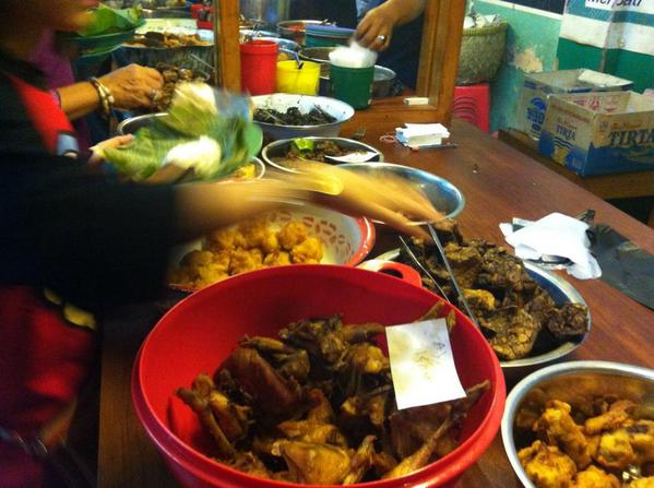 erncur's tweet photo. Nasi Jamblang Mang Dul kuliner wajib cirebon, hukumnya fardhu ain!! http://t.co/13nTyg3ZYi