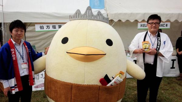 barysan's tweet photo. 伯方の塩の方とパチリ！伯方の塩にはバリィさんの���塩があるんよー(・∀・) http://t.co/eQfTB9h9L4