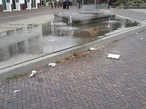 BoschCharly's tweet photo. Zo ziet ons mooie, nieuwe, dure stadsplein er uit op een zondagmorgen. http://t.co/qufEPTHeU7