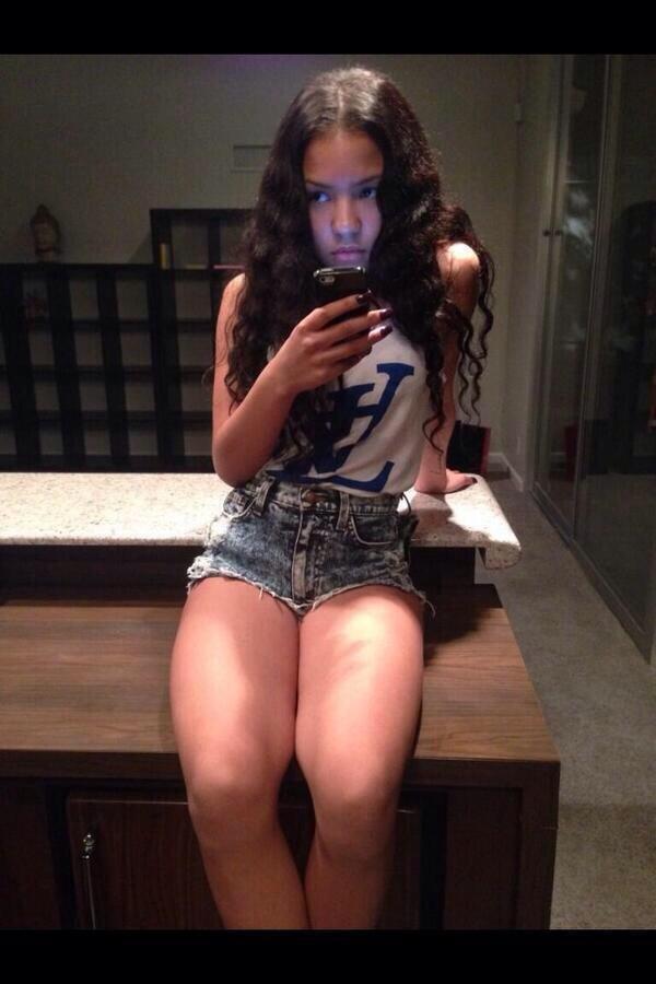 TweetsFilles's tweet photo. Les mecs, sachez que si votre copine prend votre téléphone et vous regarde comme ça... c'est pas bon http://t.co/zBV169Q7sL