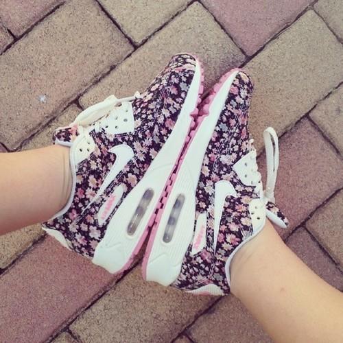 FashionTweeter's tweet photo. RT als je deze nikes mooi vindt! http://t.co/KcOyxgOcM7