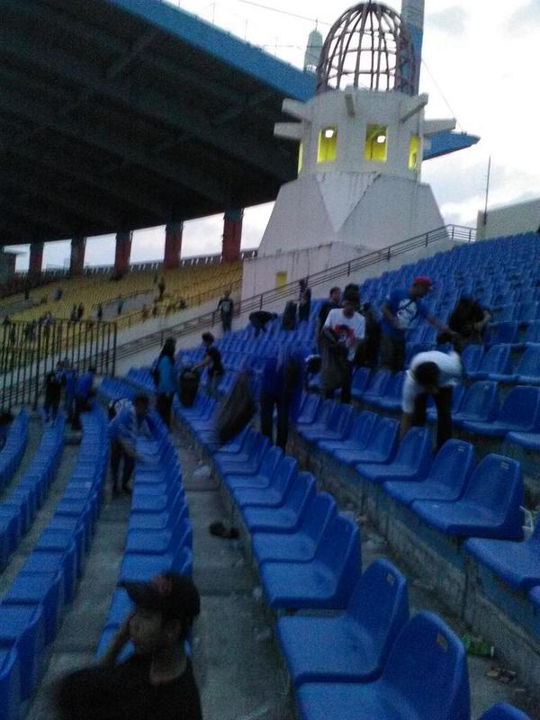 Bobotoh nuju #GPS pa wali <a href="/ridwankamil/">Ridwan Kamil</a> RT @BobotohSMK: Lain saukur make,ieu stadion kudu jiga kudu di pelihara !!