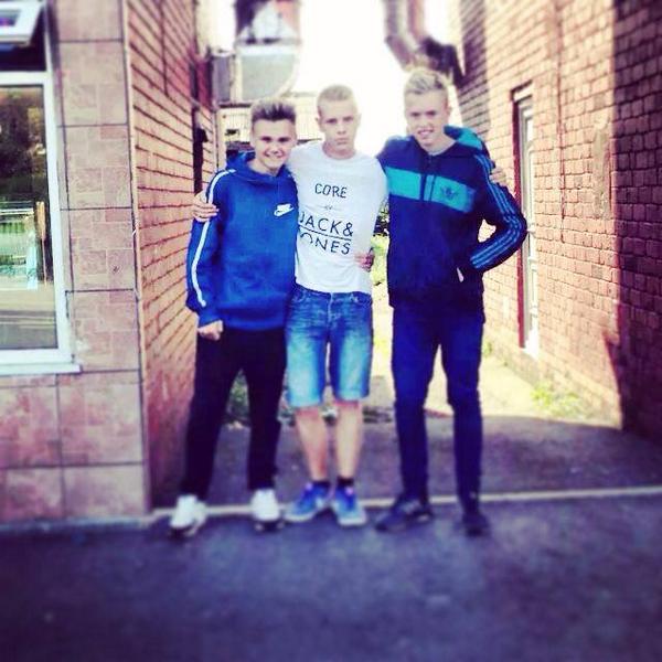 leondj1998's tweet photo. me and my boys http://t.co/uHIrL6HUsS