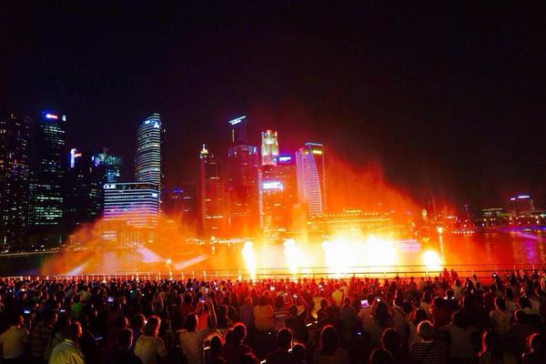 #Meraviglioso #spettacolo nella #marina di #Singapore con #luci laser, #musica e acqua. 
<a href="/MIA_Fair/">MIA_fair</a>
