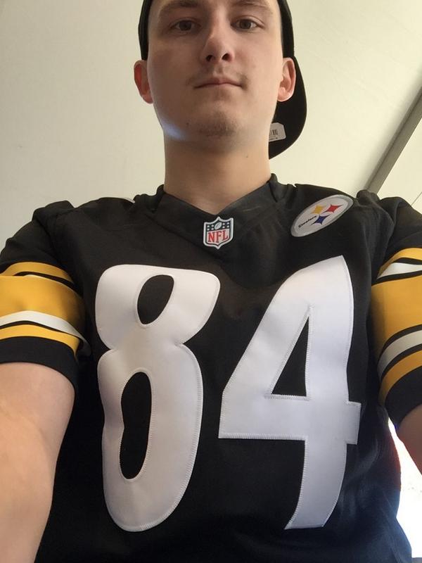 Kris_Johnson15's tweet photo. @AntonioBrown84 at my first steelers game reppin the best receiver in the game http://t.co/1ClbpX8iof
