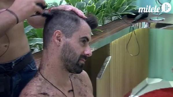 GHmomentazos's tweet photo. #ghdirecto Jonathan decide raparse http://t.co/Bo86Ivel4a http://t.co/LsBzvjYi05