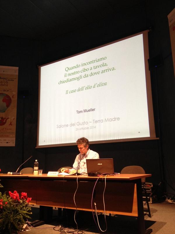 AlvaKLim's tweet photo. Yay! Going to listen & meet for the 1st time, author Tom Mueller who's book on #Extravirginity inspired me #EVOO http://t.co/FU94fuTan8