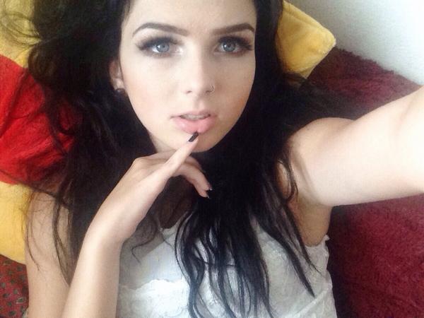 Claudia5SCS's tweet photo. Guess I'm staying in bed all day http://t.co/ZKtFh0mXPr