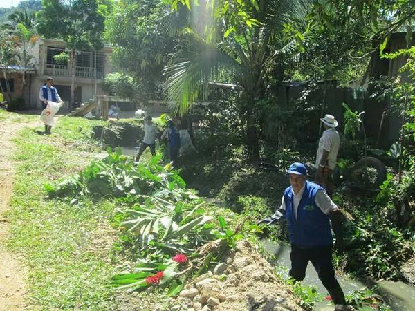 GobCaqueta's tweet photo. Jornada d limpieza,#PDA,@GobCaqueta,apoya a,#Servintegral,GestionSocialAmbiental,Recuperación d Caños en Florencia. http://t.co/frOAHpMV8V