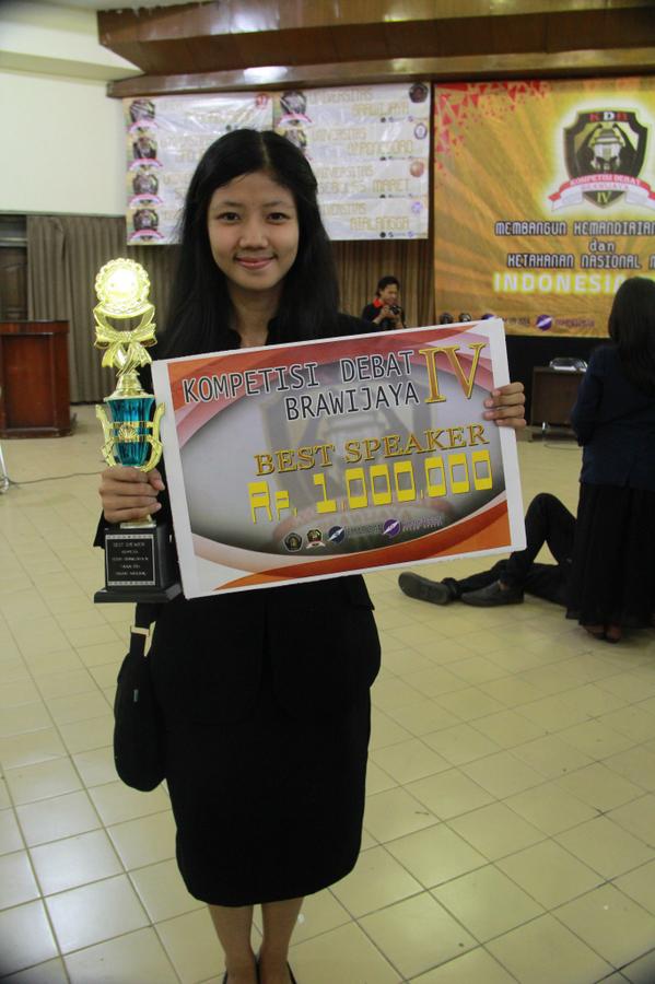 KDB_UB's tweet photo. Raesa Astiti Putri, Best Speaker KDB UB IV dari Universitas Diponegoro http://t.co/x669nev6t7