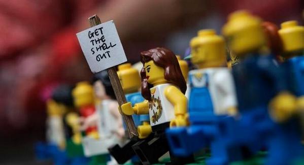 StephieSpirit's tweet photo. #Campagne digitale de @Greenpeace #LegoBlockShell. Retour sur les clés du succès. http://t.co/UP9MUwk7c6 Cc @olivcim http://t.co/VyEuPZav3p