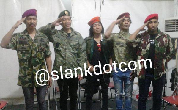 TheArieAir's tweet photo. "@slankdotcom: Salam Komando!! #SlankArmy di konser #SatuHati Hut TNI http://t.co/hURnrU7shw" @TNIOnline @GeneralMoeldoko @KOPASSUS_id