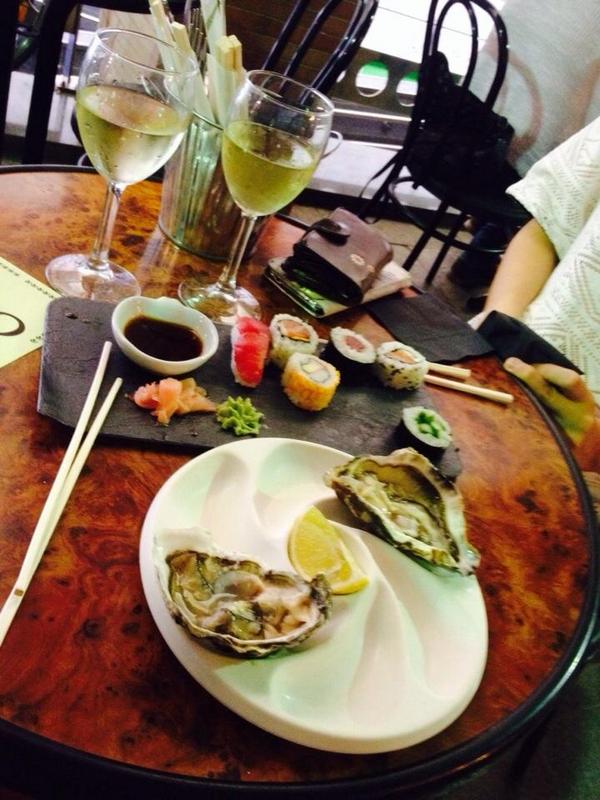 EstherPalacio's tweet photo. En la Ostreria del mercado de Triana con @eloytracap http://t.co/ElFTgQphQx