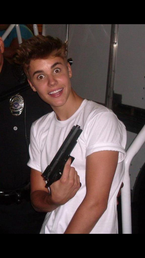 JBfirststep's tweet photo. When directioners fuck with beliebers.

Me: #EMAbiggestfansJustinBieber http://t.co/lQZhnB3eRI