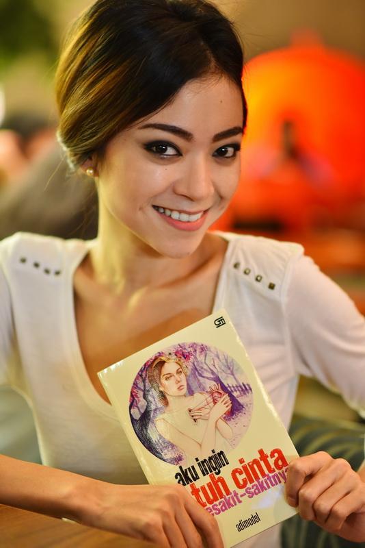 adimodel's tweet photo. Yang beruntung mendapatkan buku pertama #AIJCSS. Yg ingin preorder plus ttd, email ke book@adimodel.com. http://t.co/FrDEytMIG4