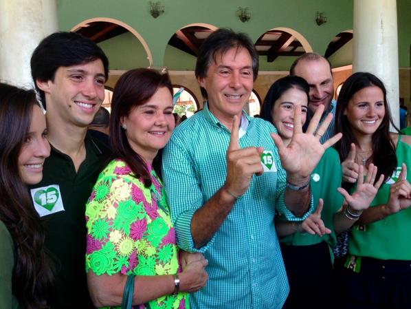 Eunicio's tweet photo. Família unida, Ceará unido! #Eunicio15, 1 ª dama e seus filhos logo após a votação do nosso futuro governador. http://t.co/THRF7zTJdi