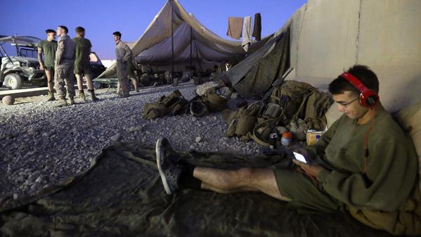 Eharlemfilm's tweet image. #finallyofficial “Britain’s 13yr stay in #Afghanistan ends! US, UK hand over military bases! on.rt.com/92qzgv http://t.co/aUKKLHfuTX”