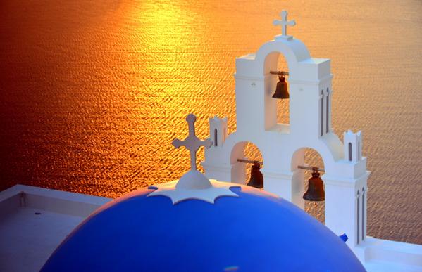 Купол церкви на закате, Санторини, Греция