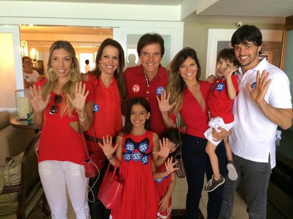 RobinsonFaria's tweet photo. Família unida! http://t.co/cdYpRrTMSd