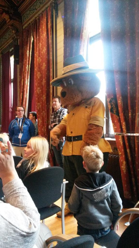 Kindermaand's tweet photo. Bollo, de bekende beer van @landalnl, is er ook! Spannend hoor! Wie zal er met de hoofdprijs van doorgaan? http://t.co/1CD8InyqMK