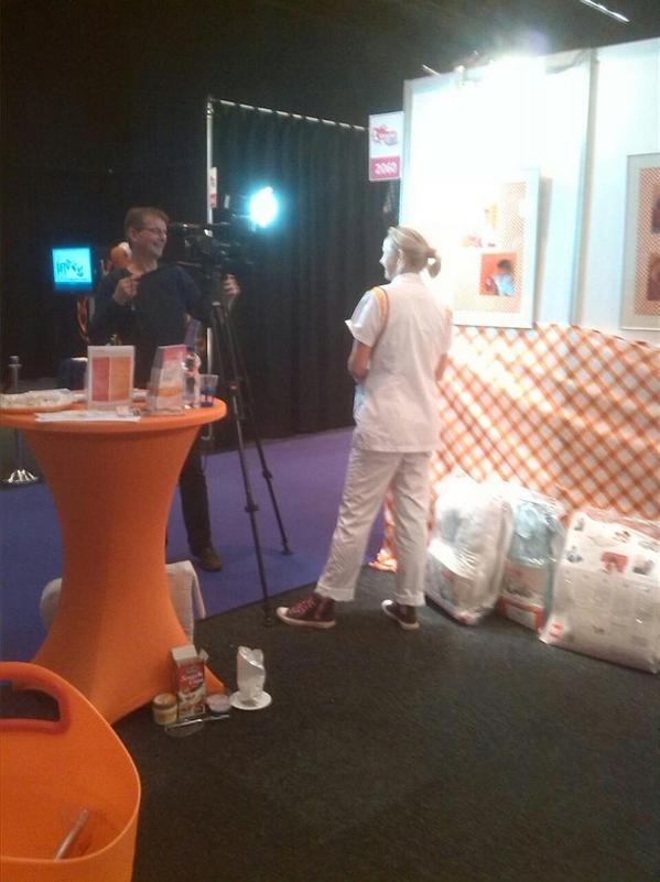 Pots76Gm's tweet photo. Mijn collega van #dekraamvogel vanavond bij #rtvnoord over de beurs Vrouw martiniplaza  Groningen http://t.co/5KNJ8MIGJJ