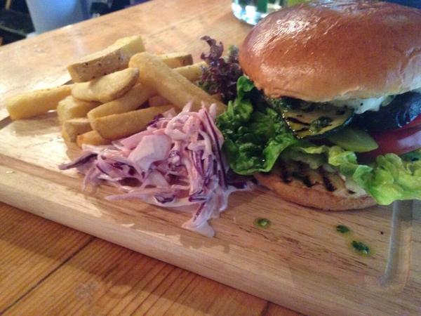 FreemasonsPub's tweet photo. 2-4-1 On #Burgers tomorrow 12-9pm! #Chicken #Pulledpork #Beef #Veggie @drinkinbtn @BIMMBrighton @VoucherBrighton http://t.co/adZYpEWS0A