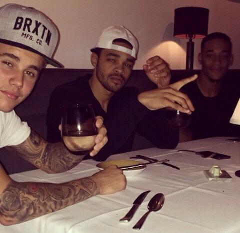 compwny's tweet image. UM RT = UM VOTO
SE ESSA FOTO TIVER MUITOS RTs SERÃO MUITOS VOTOS
#EMABiggestFansJustinBieber