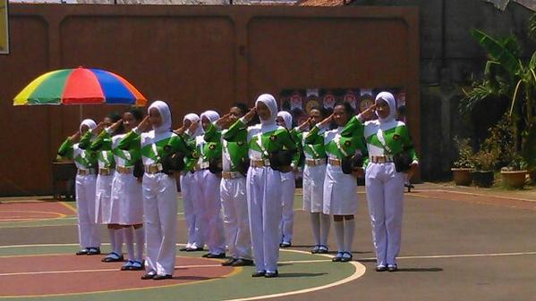 SMPNEGERI1DEPOK's tweet photo. @disdikdepok 
PASKIB SMPN I Dpk brong piala LKBB SMANTI 2014 sbg juara umum, juara 1dan 2, Danpas dan Formasi Trbaik http://t.co/Mf1hOH3vGP