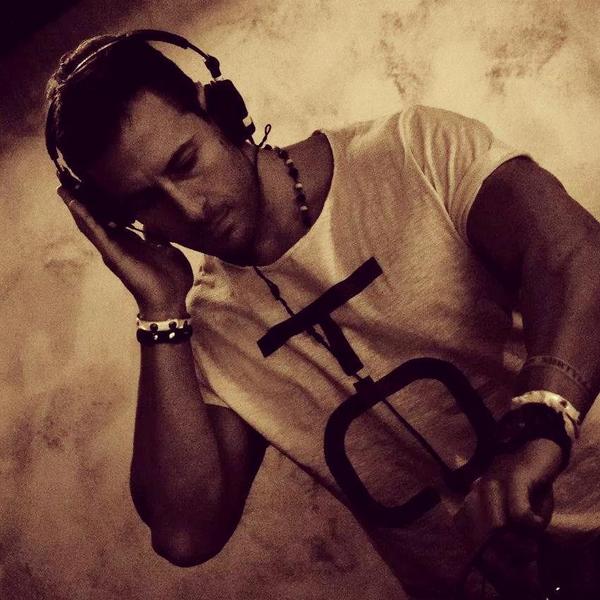 MicheleSimoncin's tweet photo. Shooting!!!! #dj #djset #michelesimoncini #miketheeng #deephouse #techhouse #techno #tsound #tshirt #music http://t.co/cTsc9W3PiD