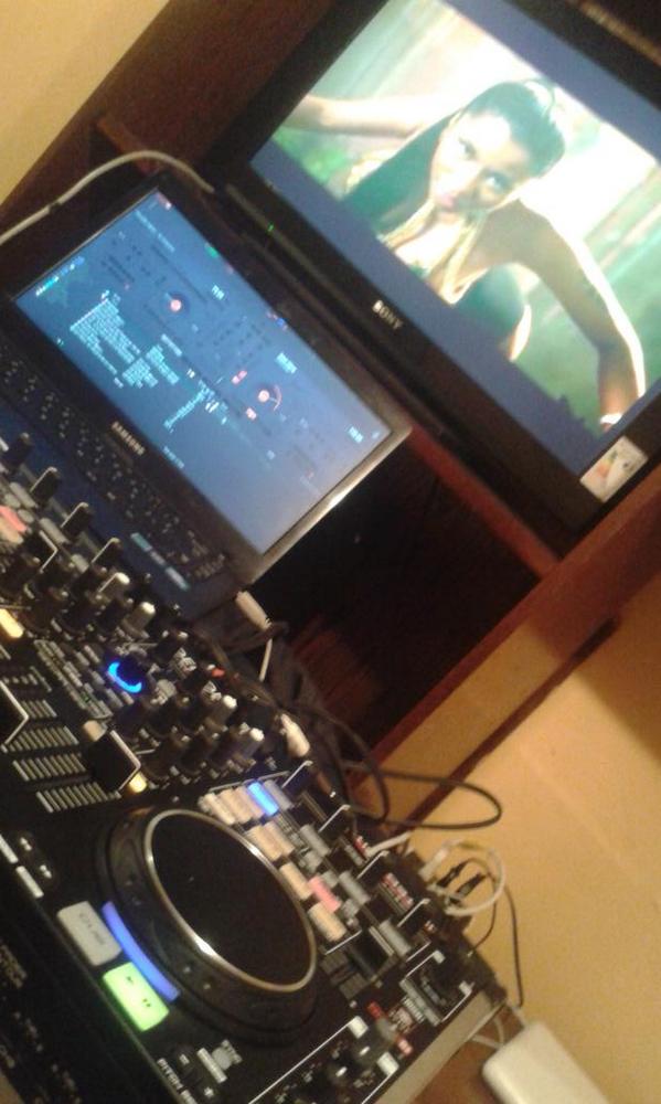 patopalmaubilla's tweet photo. Creando videomix para fin de año!! http://t.co/emM10C8wvW