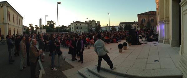 sonohraofficial's tweet photo. Tramonto con #IlViaggioTour e con un sacco di gente! Live da Minerbe (VR) http://t.co/ys6EfzrlXt