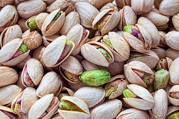 SELFmagazine's tweet photo. Why are pistachios green? The answer plus 8 other fun facts about the snack-able nut: http://t.co/T27DBYJOyi http://t.co/D0AM9asDZE