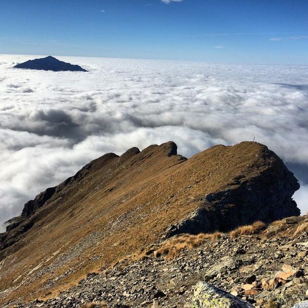 milko_gavazzi's tweet image. la cresta SO del Mt.#Legnone 2609mt sprofonda inesorabile tra nubi e nebbie #Orobie #Valtellina #mountains