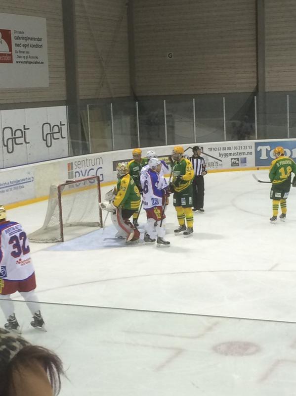 LBotheim's tweet image. Gutta koser seg på Manglerud😊 0-2 til VIF før de har spilt 2 min 😛