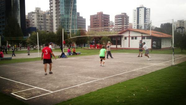 C4Fdez's tweet photo. A ver que tal me va jugando este voley, es bien tradicional acá y se vé entretenido http://t.co/O0qzJY27Mr