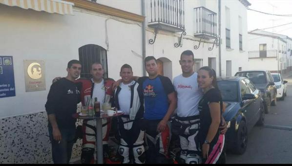 FaliAntunez's tweet photo. Buen dominguito de motos con @joselealani @jenny_almena @rafasanpablo @javicerror6 #chita http://t.co/UOfKLV9n8Y