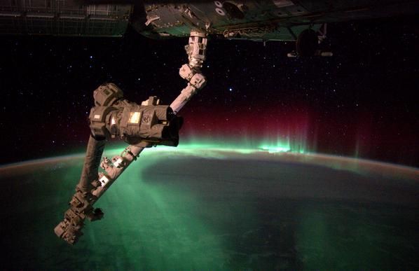 Astro_Alex's tweet photo. When I lie in my sleep station, my head is only 20 cm from the base of the robotic arm in this picture. #aurora http://t.co/FnGYOYIy0g