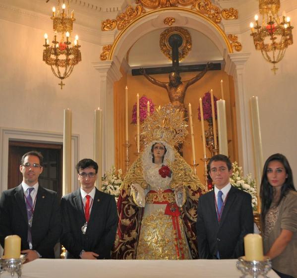 Algunos de Nuestros jovenes con su madre de la Amargura en el dia de hoy
Grande chicos !!