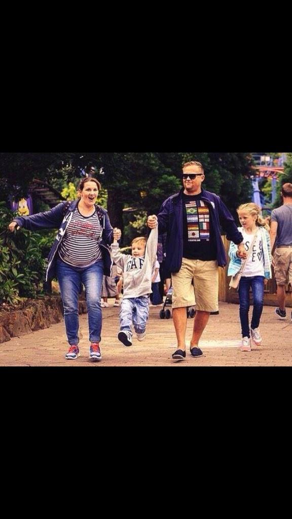 littlelegsmols's tweet photo. You're a lovely mum&wife..seeing your family mean so much to you is heartwarmingπ@SamBaileyREAL #WeLoveSamBailey xxxx http://t.co/RqasOg9yuc
