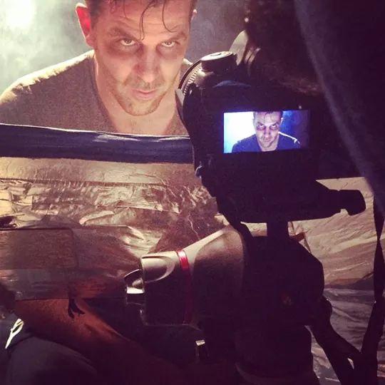 EstheticienneMo's tweet photo. Hier, j'étais sur la plateau de tournage du prochain clip de @onacreeunmonstr . J'ai "magané" leur acteur. #oacum http://t.co/ZK4bQhdaDf