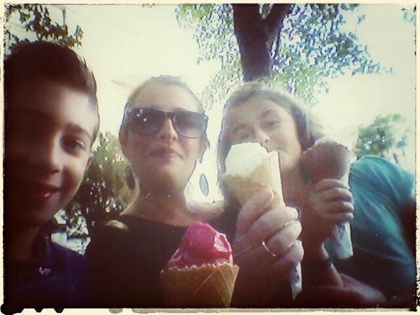 CabanillasMarie's tweet photo. Dernières glaces de chez Georgio 😋 http://t.co/Vq96xBBuTc