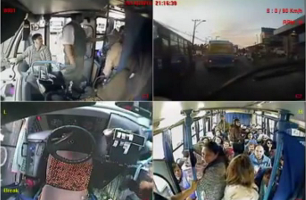 antena3com's tweet photo. Un autobusero cede su asiento a una mujer con un bebé ante la indiferencia de los pasajeros http://t.co/c38aN7fmeZ http://t.co/Fz8TWisHRa