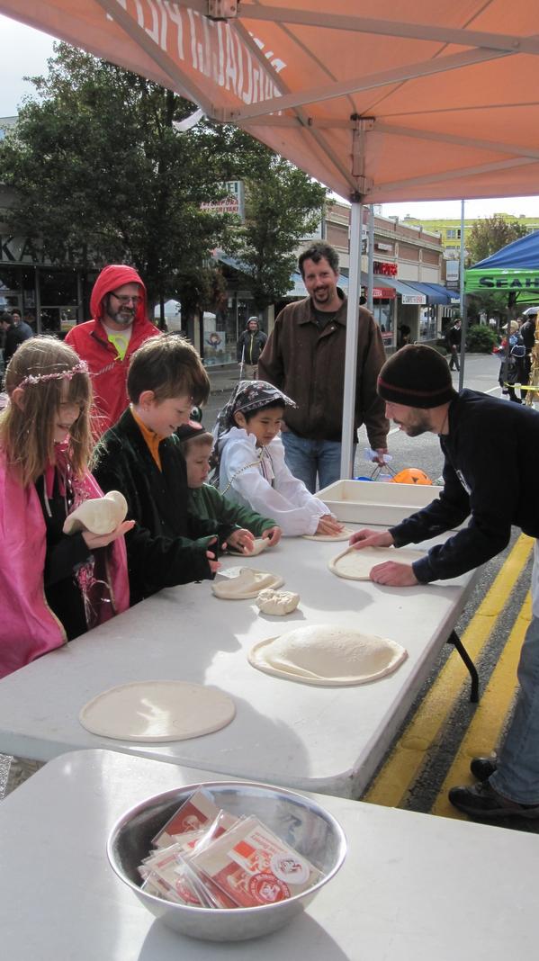 pagliaccipizza's tweet photo. Teaching kids how to toss pizza at West Seattle #harvestfestival #tossboss http://t.co/KXjLP6wOUN