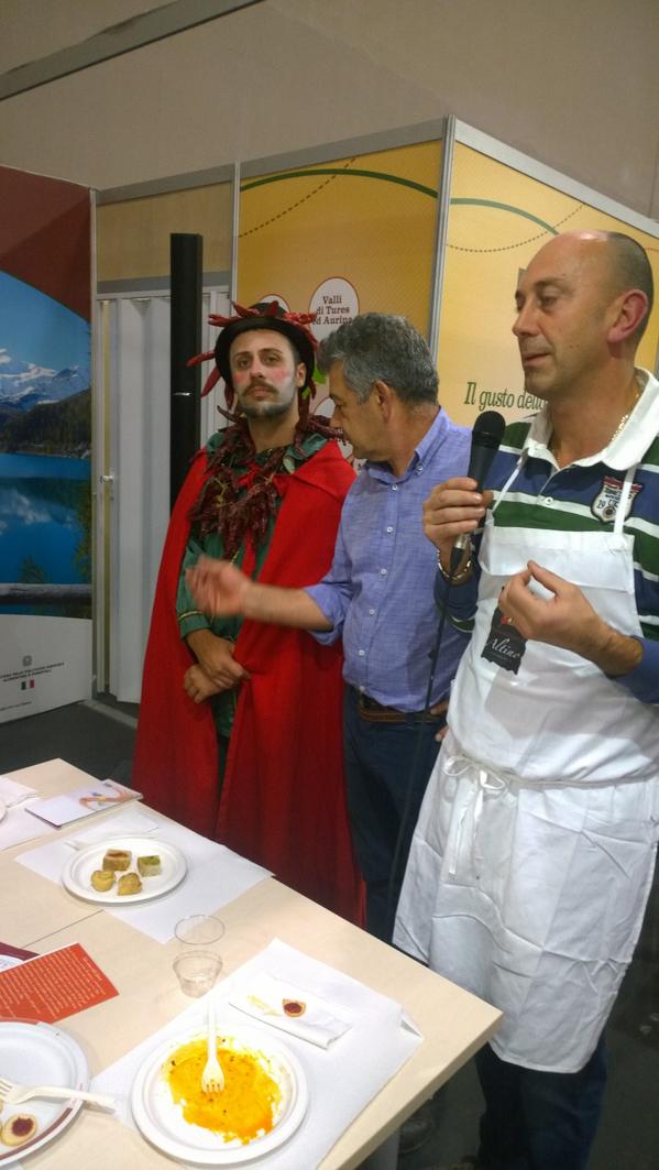 Retedeigal's tweet photo. Oggi protagonista a #Terreospitali sua Maestà il Peperone dolce di Altino @maiellaverde #SaloneDelGusto http://t.co/VOloZ0rtAk