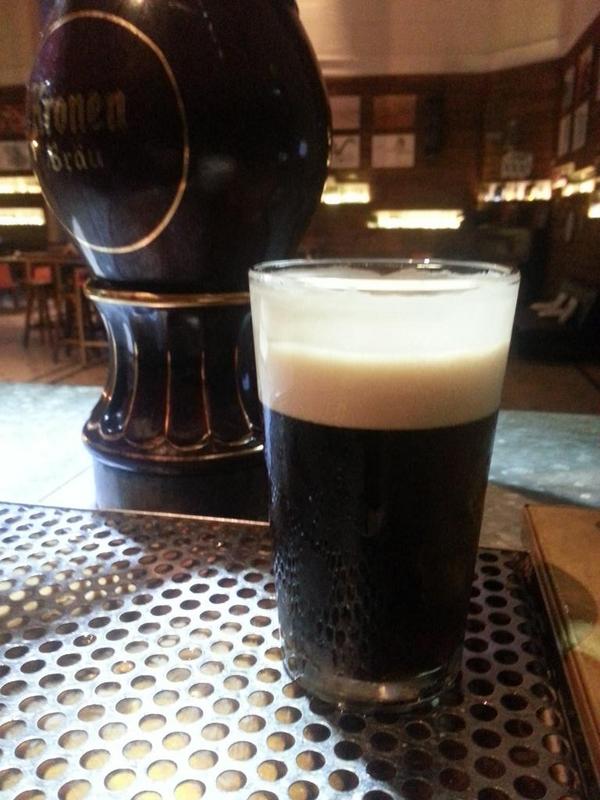 BrewpubSaer's tweet photo. Veni a probar nuestra auténtica Irish Stout, tirada con nitrógeno.  Con una espuma cremosa y blanca #brewpubsaer http://t.co/rncKcE2qDz