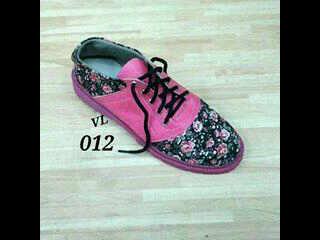 SendiCollection's tweet image. Docmar Bots Watermelon terbaru size36-40 Harga:Rp.250.000ribu mau pesen SMS:089670218053 Pin:21A749F9 @Iklan24Jam