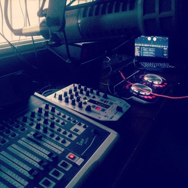 comandobest's tweet photo. En cabina de @top957ch el Dj @EduardoLee507 #DreamTeamDj´s #OyentesVIP #WeekendTop http://t.co/ouQMwD7rkh