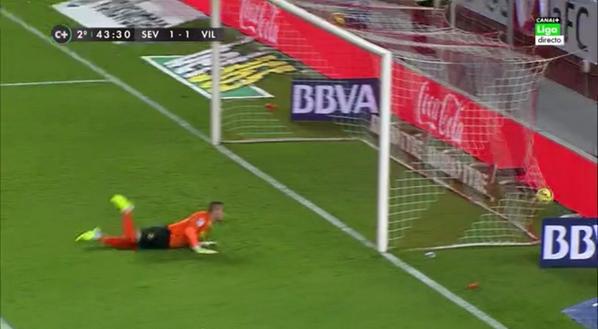 eldesmarque's tweet photo. ¡¡Qué REMONTADA del #SevillaFC con GOLES de @DenisSuarez36 y @carlos7bacca!! ¿Quieres verla? http://t.co/S3QAVwNrBk http://t.co/SwOlk9mZEj